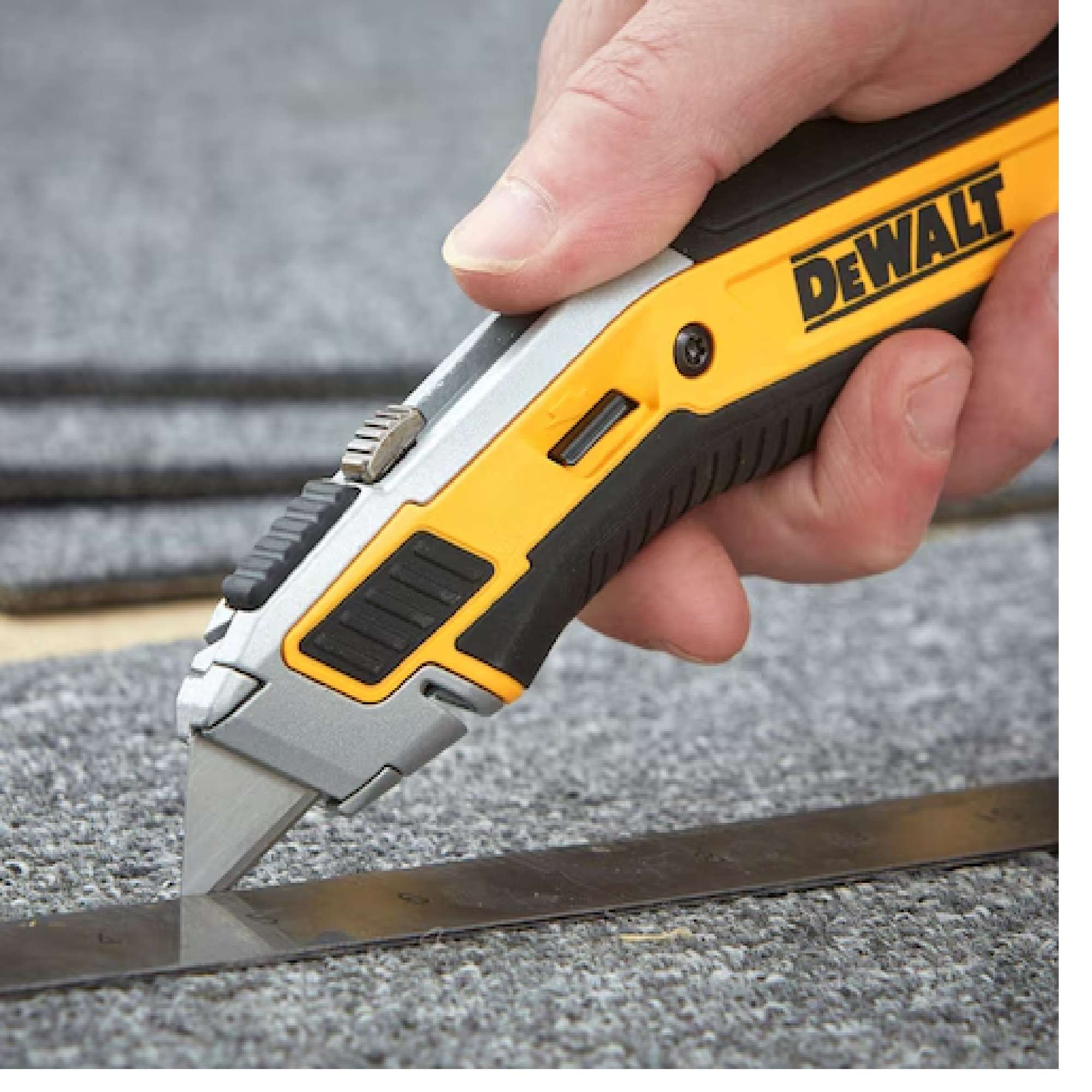 Premium Retractable Blade Cutter with Reservoir and 5 Blades - Dewalt DWHT0-10295