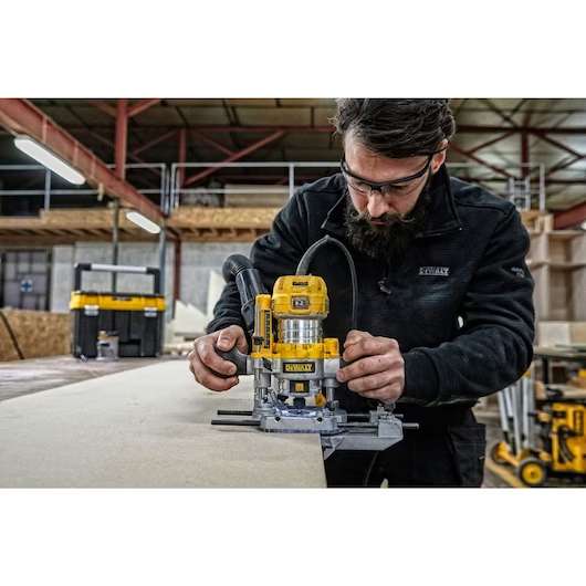 Electro milling machine with sinker 900W 8mm - D26204K-QS - DEWALT